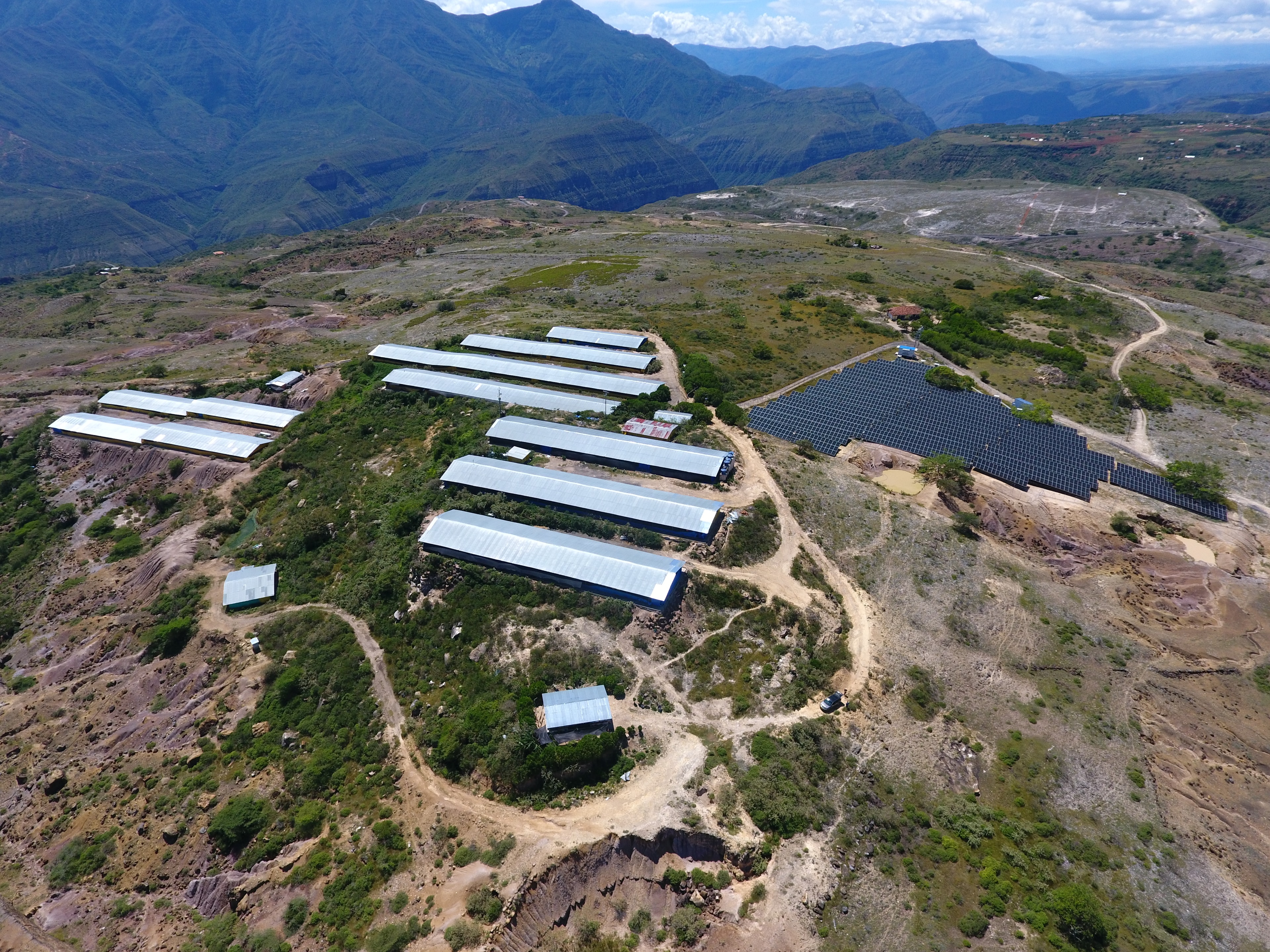 Complejo avícola con paneles solares en Los Santos, Santander