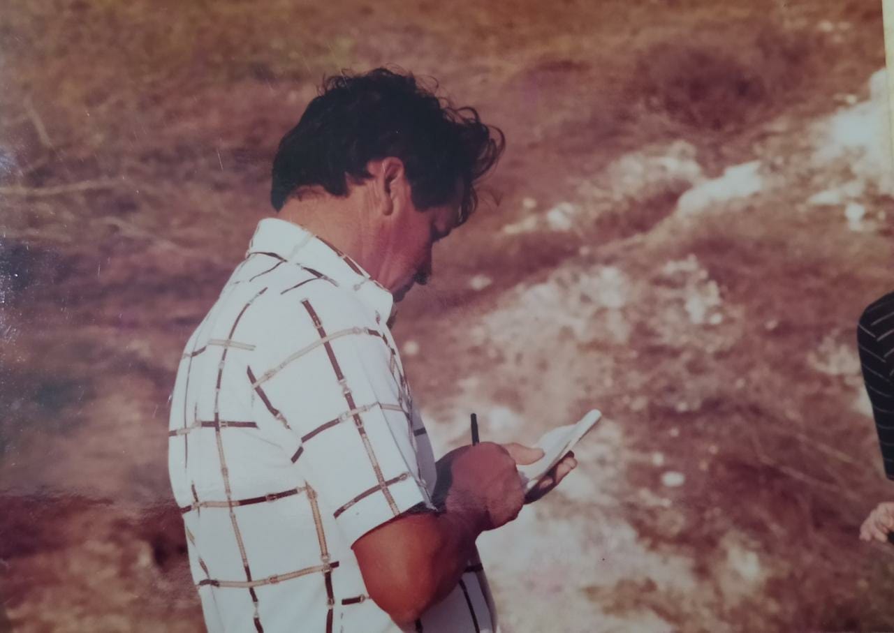 Luis Martín Torra tomando notas en el campo